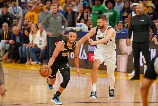 举足轻重的 举足轻重的